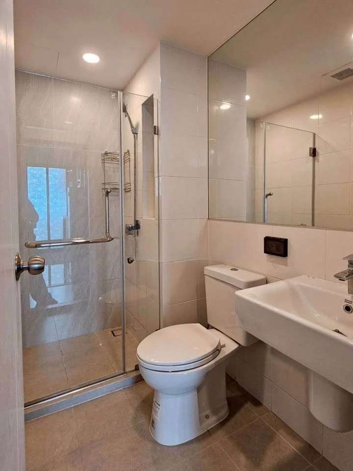 For rent: The Origin Ramintra 83 station, Building E, 8th floor (top floor). No opposite unit, next to the library, offering privacy.