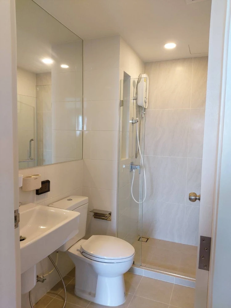 For rent: The Origin Ramintra 83 Station, a comfortable room with complete furniture and amenities. Open and airy view. Reserve now!