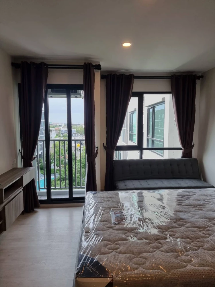For rent: The Origin Sukhumvit 105, beautiful pool view, airy, spacious, walk-in closet, fully furnished, just bring your bags and move in.