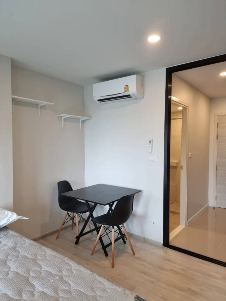 For rent: The Origin Sukhumvit 105, beautiful pool view, airy, spacious, walk-in closet, fully furnished, just bring your bags and move in.