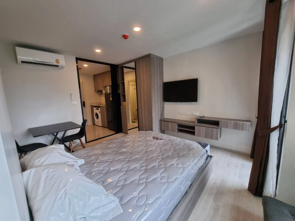 For rent: The Origin Sukhumvit 105, beautiful pool view, airy, spacious, walk-in closet, fully furnished, just bring your bags and move in.