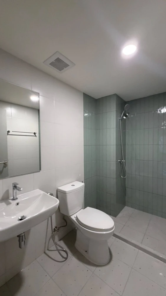 For rent: The Origin Sukhumvit - Phraeksa. Nice room on the 10th floor with city views, quiet and ready to move in.