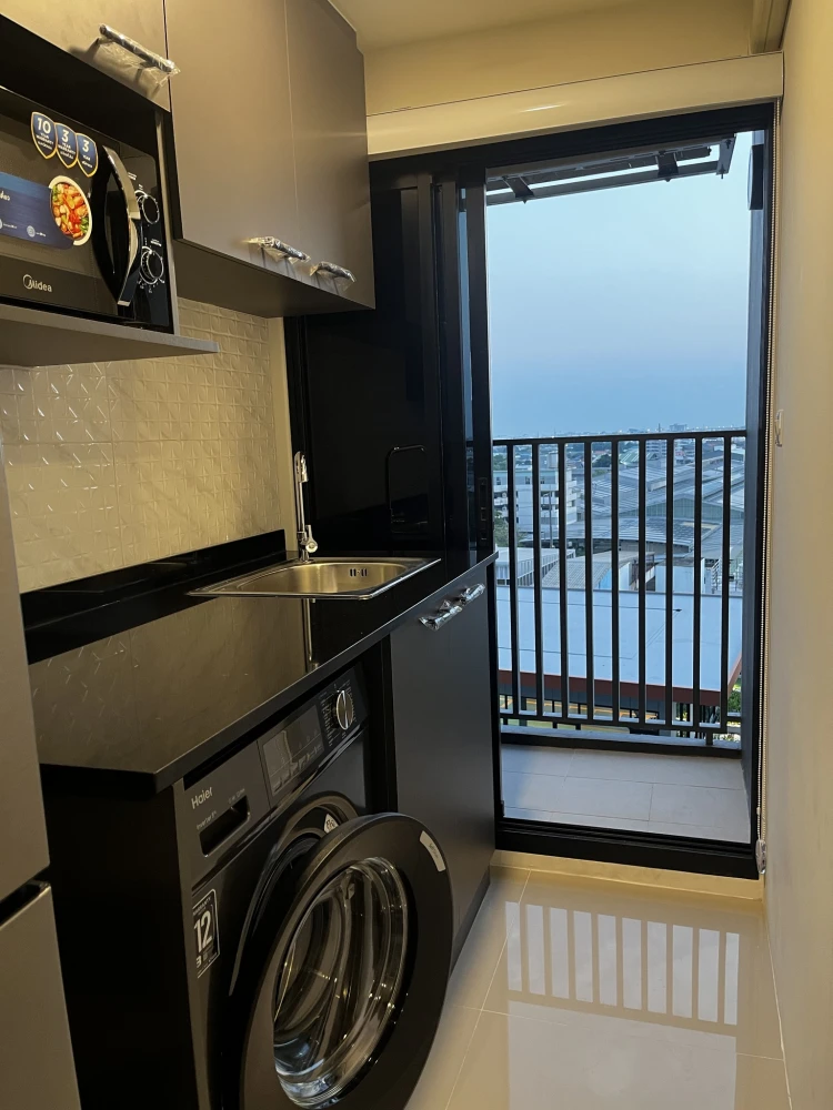For rent: The Origin Sukhumvit-Praksa. A lovely unit on the 10th floor with a beautiful pool view. Ready to move in. Don't miss out!