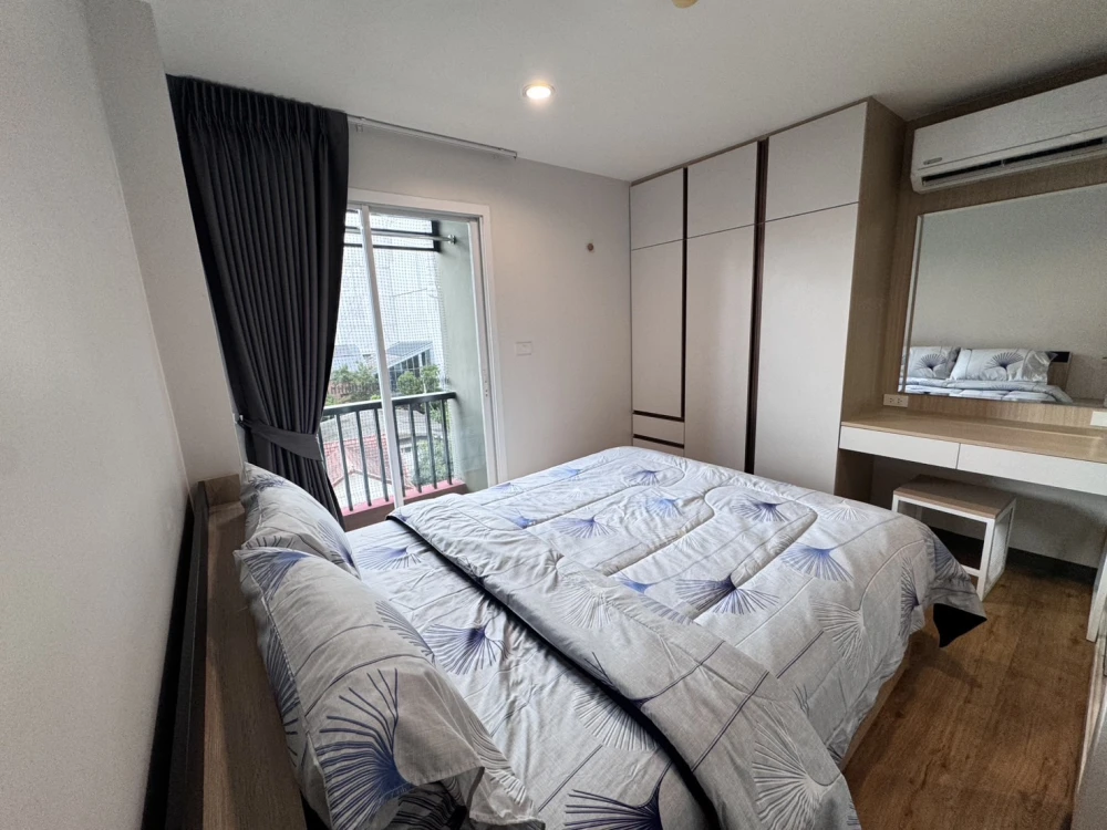 For rent: The Paint Ngamwongwan 22, Blue Building, 6th floor, fully furnished, ready to move in immediately.