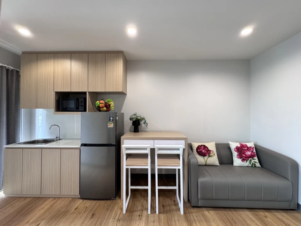 For rent: The Paint Ngamwongwan 22, Blue Building, 6th floor, fully furnished, ready to move in immediately.