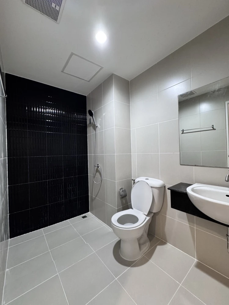 For rent: The Paint Ngamwongwan 22, Blue Building, 6th floor, fully furnished, ready to move in immediately.