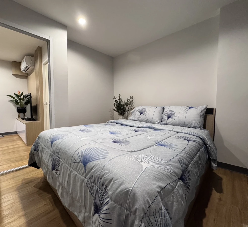 For rent: The Paint Ngamwongwan 22, Blue Building, 6th floor, fully furnished, ready to move in immediately.