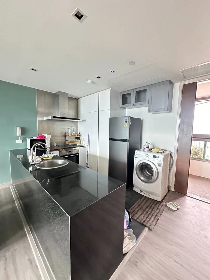 For rent: The Pano, spacious room, lots of usable space, decorated in a controlled tone, good location, comes with complete furniture, don't miss it.