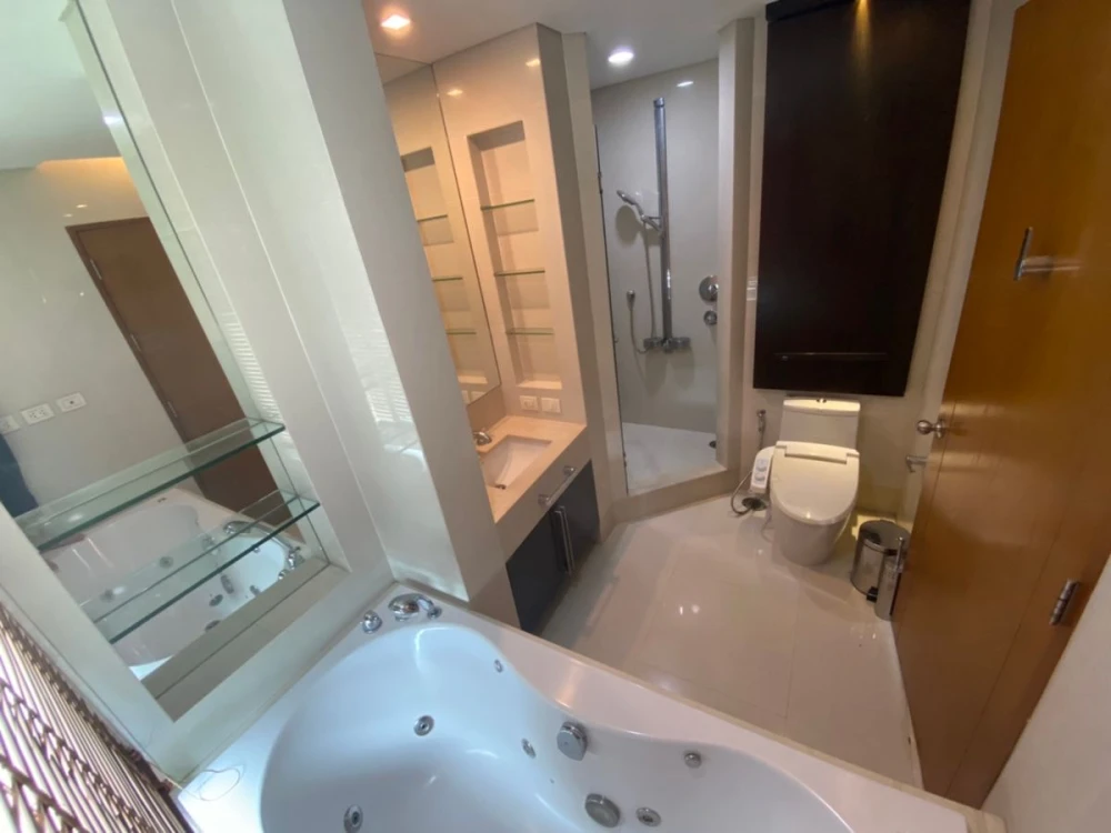 Spacious and comfortable condo for rent at The Park Chidlom, fully furnished. Book now!