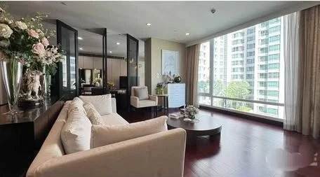 For rent: The Park Chidlom, very large unit with 3 bedrooms and 4 bathrooms. Home-like atmosphere. Move-in ready.