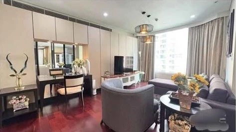 For rent: The Park Chidlom, very large unit with 3 bedrooms and 4 bathrooms. Home-like atmosphere. Move-in ready.