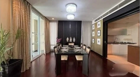 For rent: The Park Chidlom, very large unit with 3 bedrooms and 4 bathrooms. Home-like atmosphere. Move-in ready.