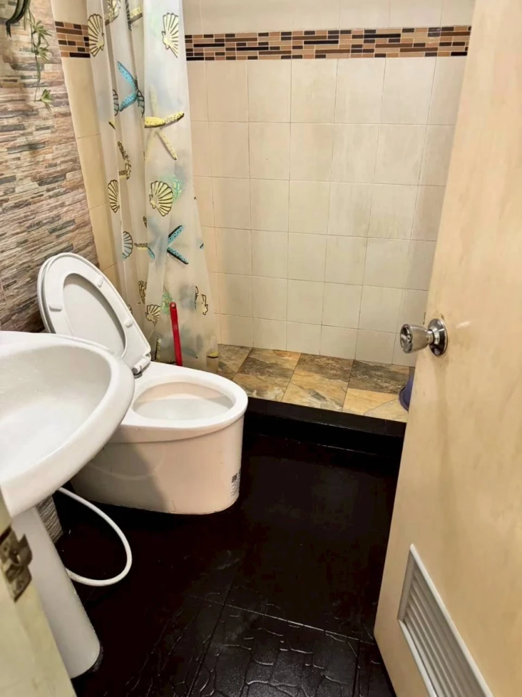 For rent: The Parkland Bangna, 3rd floor unit with high-quality built-in furniture and complete amenities. Don't miss out!