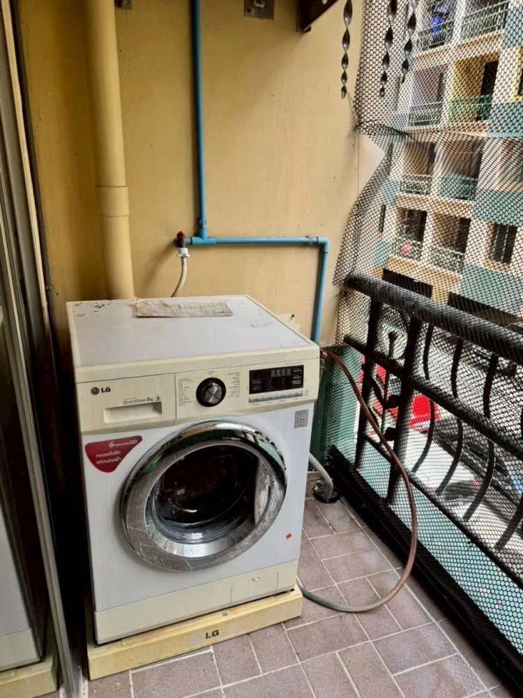 For rent: The Parkland Bangna, 3rd floor unit with high-quality built-in furniture and complete amenities. Don't miss out!