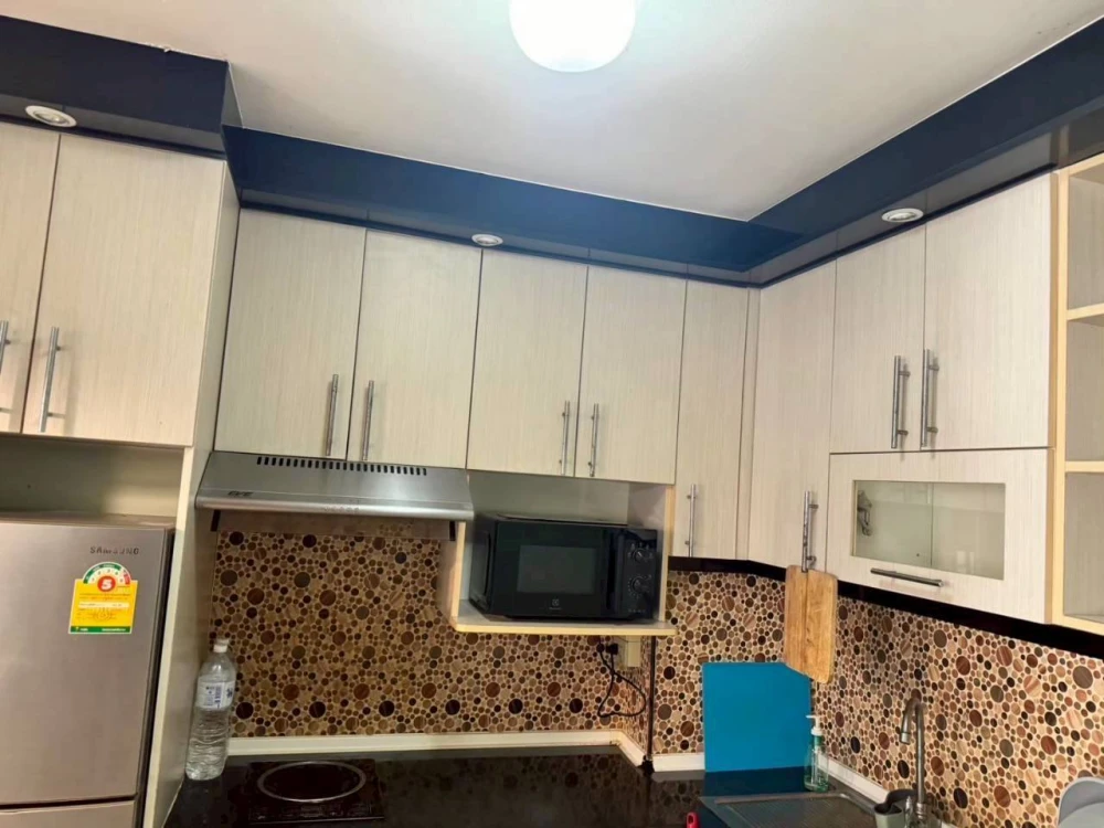 For rent: The Parkland Bangna, 3rd floor unit with high-quality built-in furniture and complete amenities. Don't miss out!