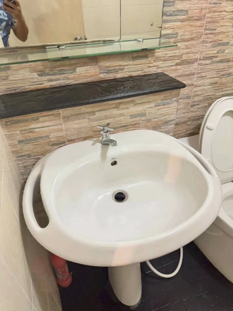 For rent: The Parkland Bangna, 3rd floor unit with high-quality built-in furniture and complete amenities. Don't miss out!