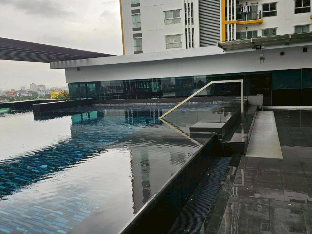 For rent: The Parkland Grand Taksin, high floor, ready to move in, appliances included + fully furnished, reserve now!