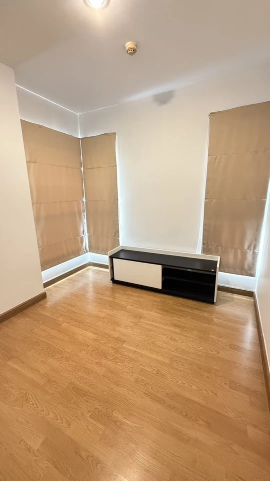 For rent: The Parkland Grand Taksin, a nice room, good location, 25th floor, convenient transportation, fully furnished, don't miss it.