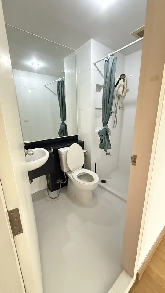 For rent: The Parkland Grand Taksin, a nice room, good location, 25th floor, convenient transportation, fully furnished, don't miss it.