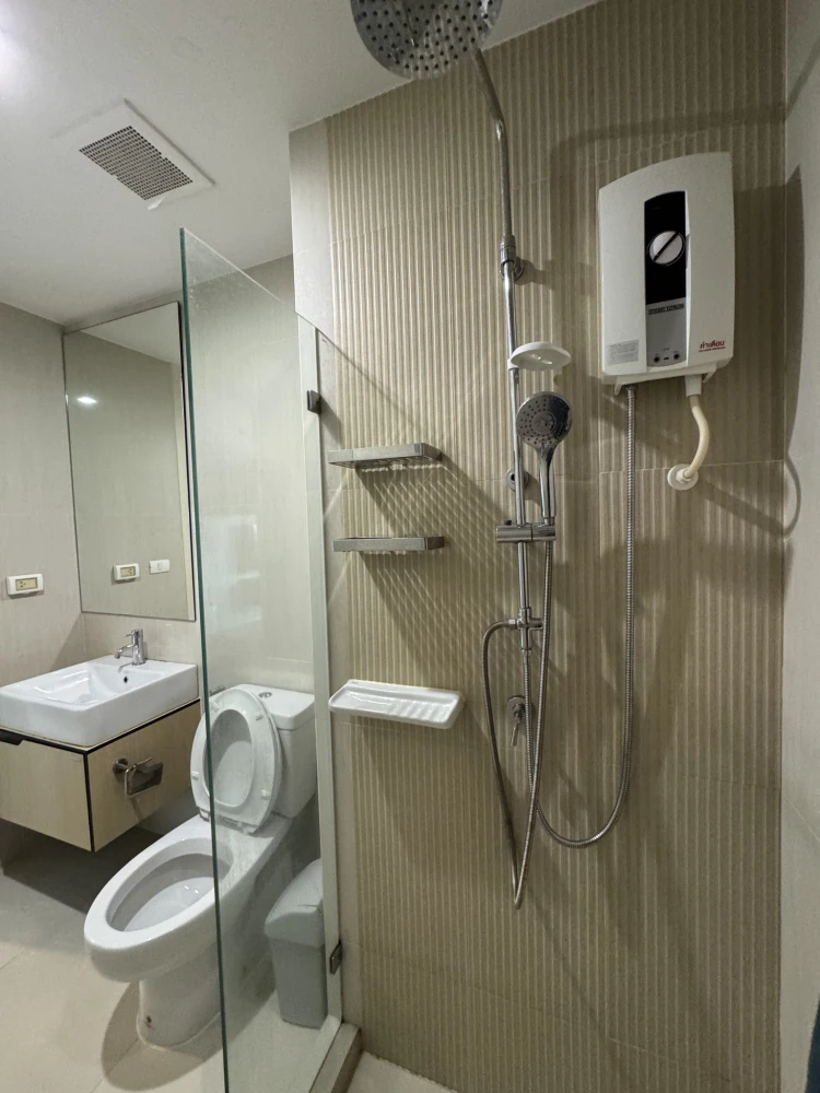 For rent: The Parkland Phetkasem Thapra, high floor unit, fully furnished, good ventilation. Book now!