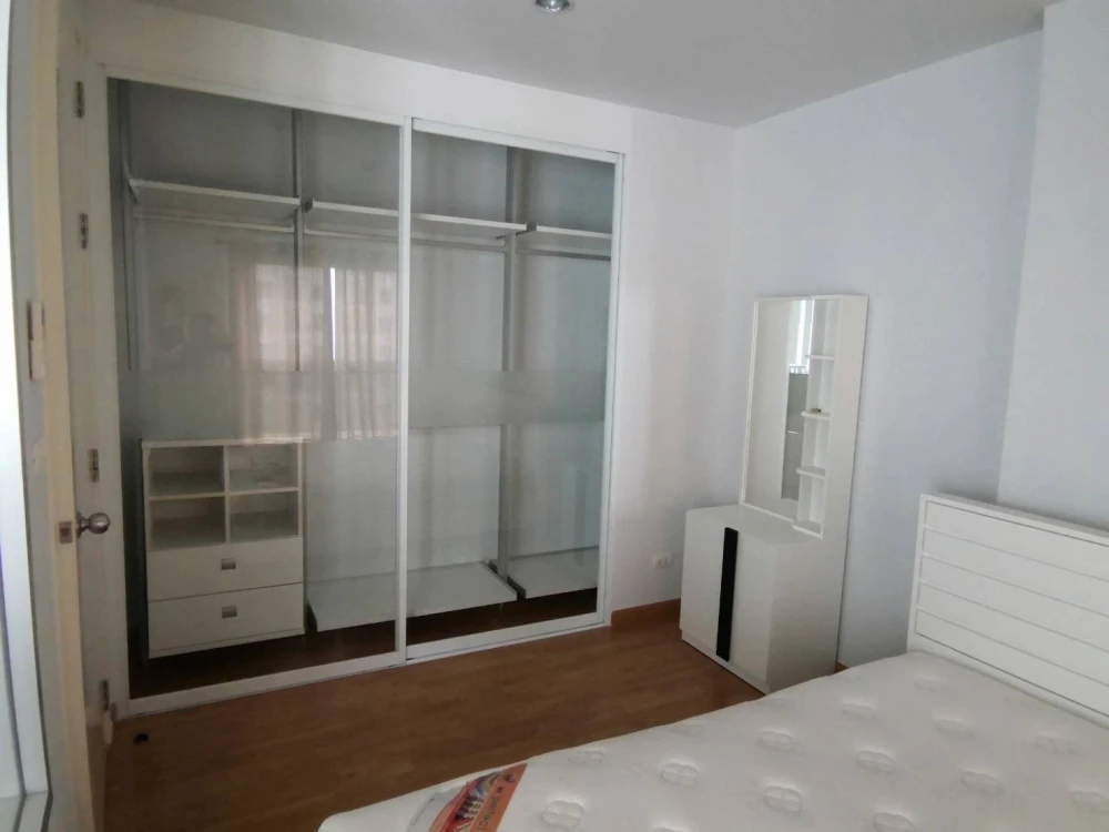 For rent: The Parkland Phetkasem, 10th floor, pool view, fully furnished. Book now!