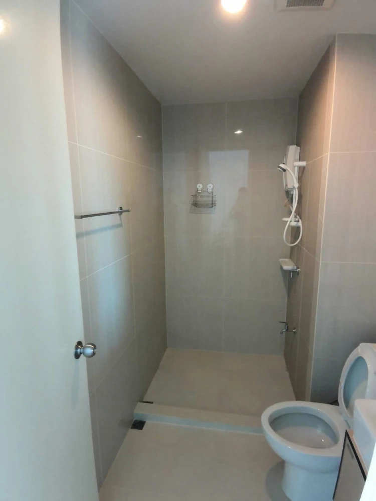 For rent: The Parkland Phetkasem, 10th floor, pool view, fully furnished. Book now!