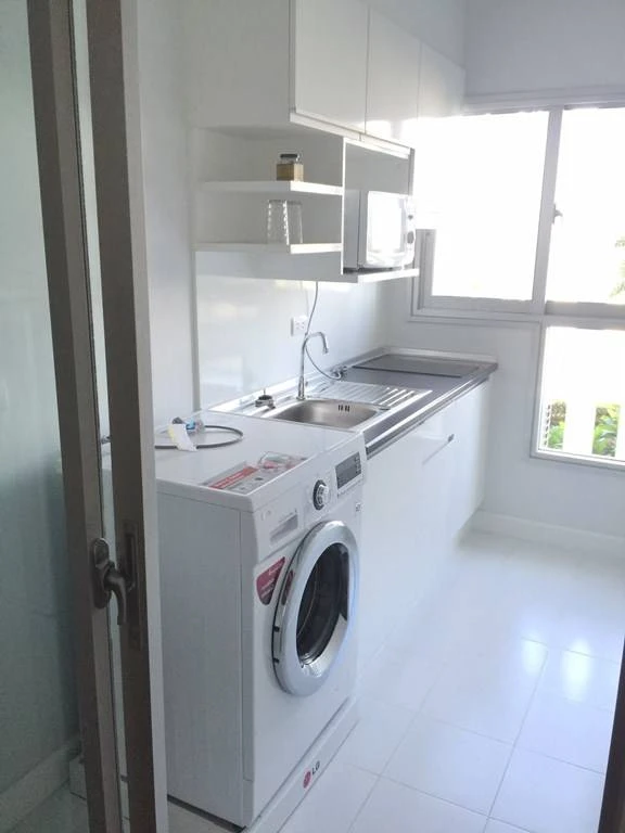 Spacious and comfortable rooms for rent at The Parkland Phetkasem. Fully furnished, just bring your belongings and move in! Book now before it's too l