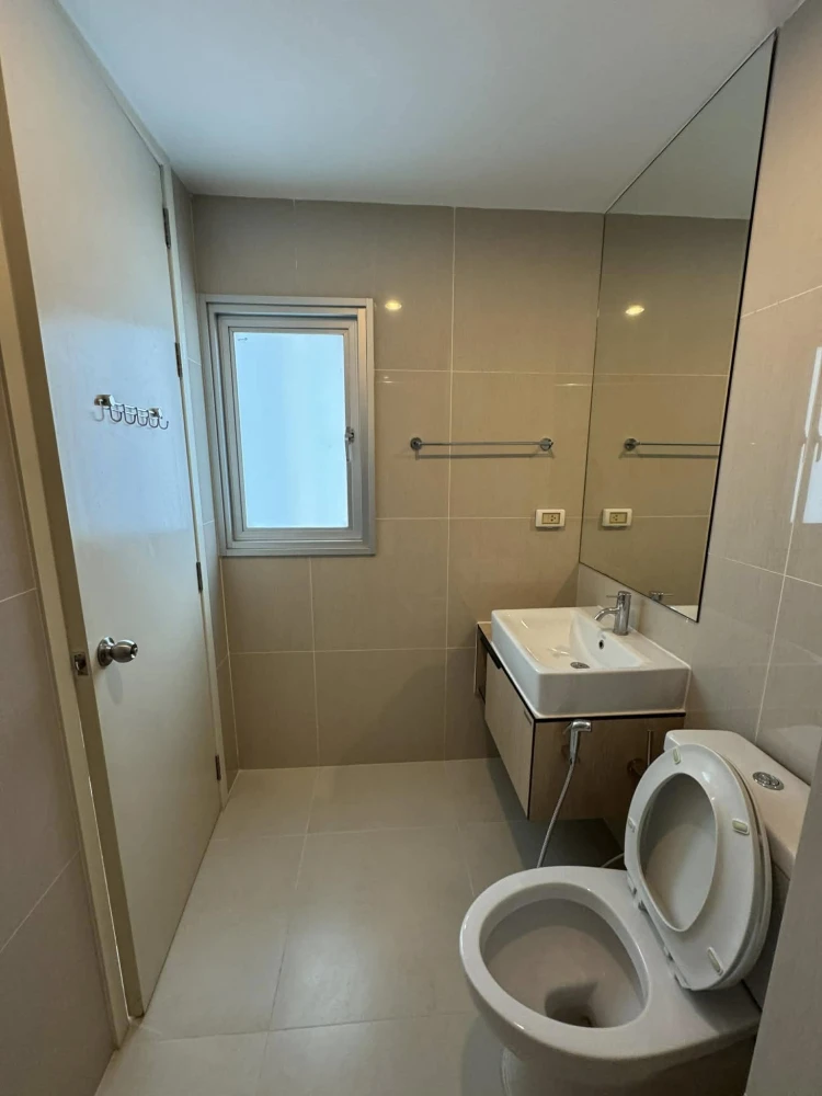 For rent: The Parkland Phetkasem. Nice, spacious high-floor unit. Book now!