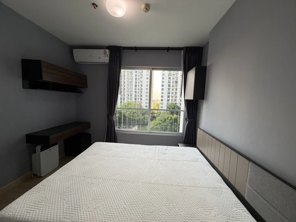 Spacious rooms with full furnishings available for rent at The Parkland Srinakarin. Book now!