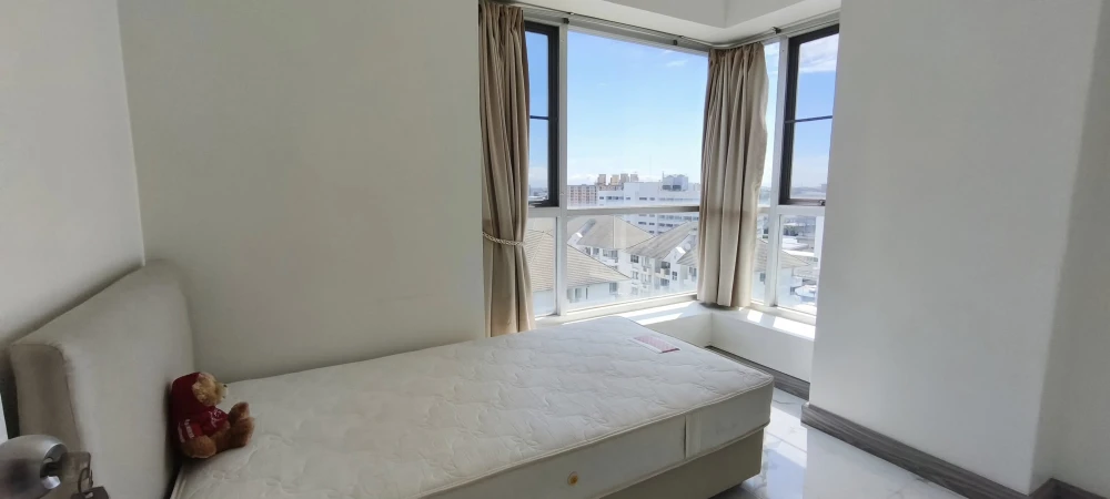 For rent: The Parkland Srinakarin, spacious room, lots of usable space, comes with complete furniture, just bring your bags and move in.