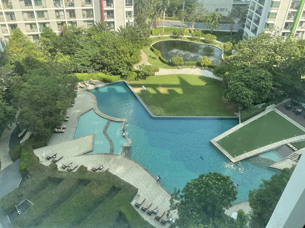 For rent: The Parkland Srinakarin, spacious room, lots of usable space, comes with complete furniture, just bring your bags and move in.