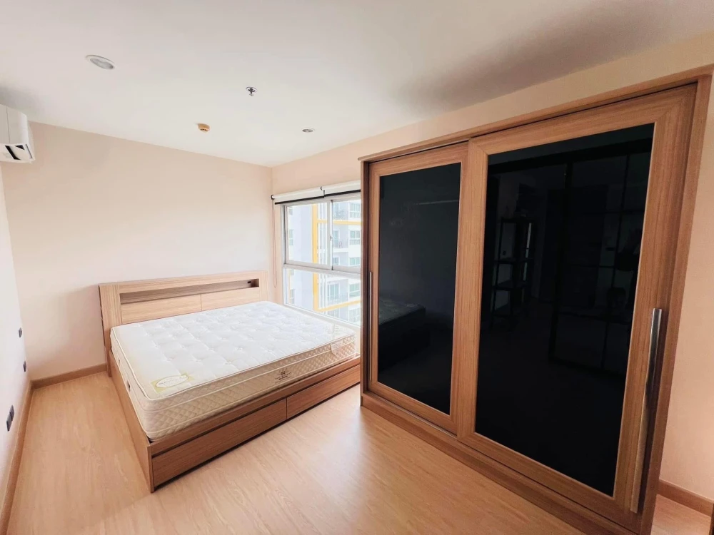For rent: The Parkland Taksin-Thapra, a nice room with lots of usable space, decorated in a minimalist style, good location, book now.