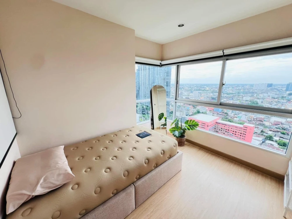 For rent: The Parkland Taksin-Thapra, a nice room with lots of usable space, decorated in a minimalist style, good location, book now.