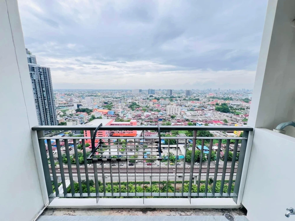 For rent: The Parkland Taksin-Thapra, a nice room with lots of usable space, decorated in a minimalist style, good location, book now.