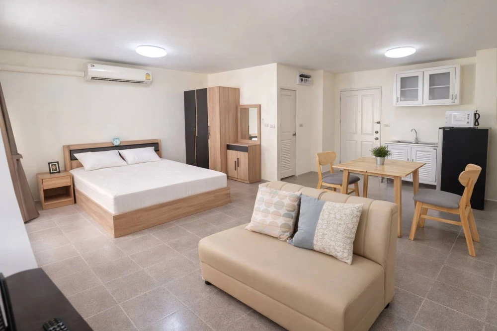 For rent: The Parkland Bangna. Beautiful, warm, minimalist-style room. Larger than typical rooms in the project. 4th floor, good ventilation, not hot.