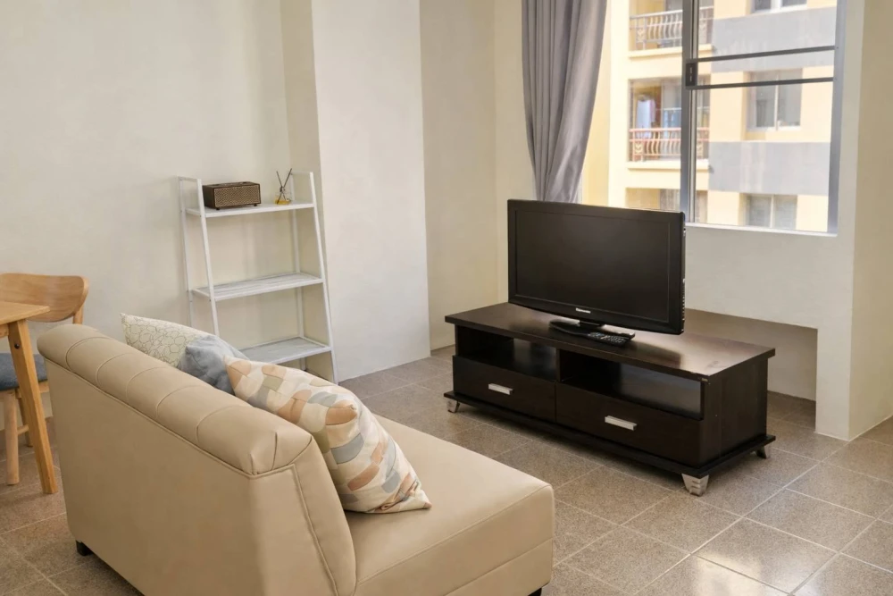 For rent: The Parkland Bangna. Beautiful, warm, minimalist-style room. Larger than typical rooms in the project. 4th floor, good ventilation, not hot.