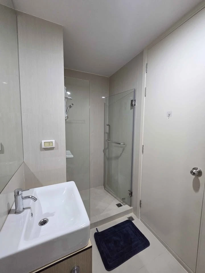 For rent: The Parkland Phetkasem - Tha Phra. Pool view, shaded room, cool and comfortable. Ready to move in immediately.