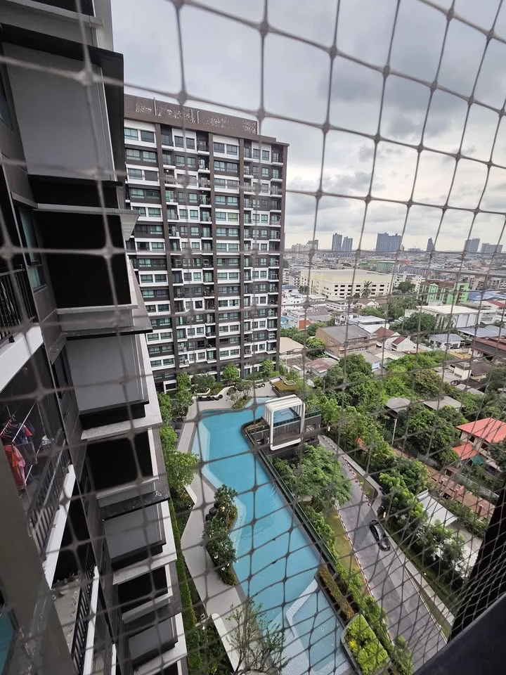 For rent: The Parkland Phetkasem - Tha Phra. Pool view, shaded room, cool and comfortable. Ready to move in immediately.