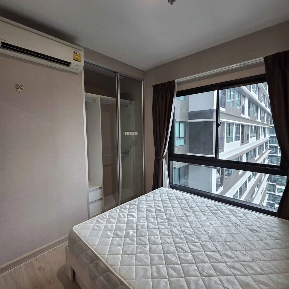 For rent: The Parkland Phetkasem - Tha Phra. Pool view, shaded room, cool and comfortable. Ready to move in immediately.
