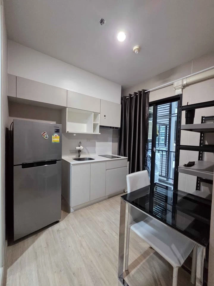 For rent: The Parkland Phetkasem - Tha Phra. Pool view, shaded room, cool and comfortable. Ready to move in immediately.
