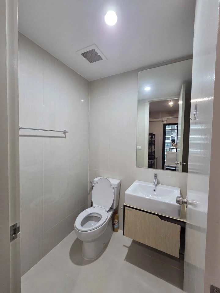 For rent: The Parkland Phetkasem - Tha Phra. Pool view, shaded room, cool and comfortable. Ready to move in immediately.
