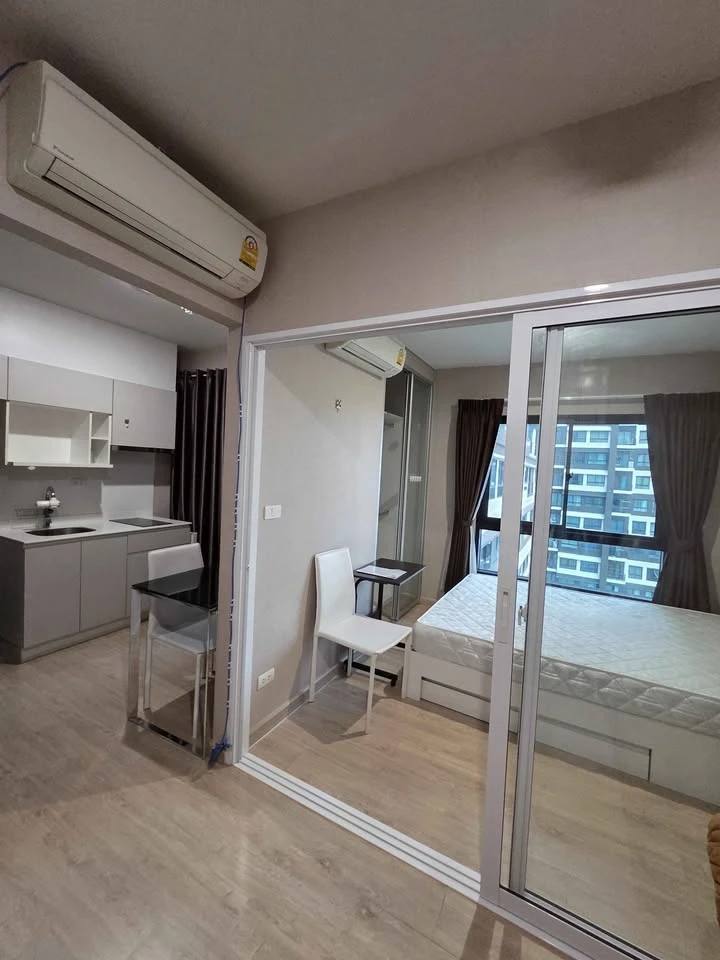 For rent: The Parkland Phetkasem - Tha Phra. Pool view, shaded room, cool and comfortable. Ready to move in immediately.