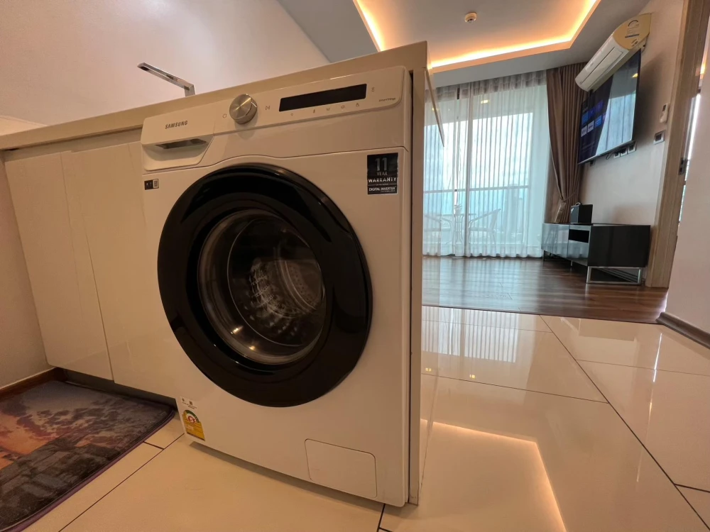 For rent: The Peak Towers Pattaya, spacious room, lots of usable space, good location, beautiful sea view, don't miss this good deal.