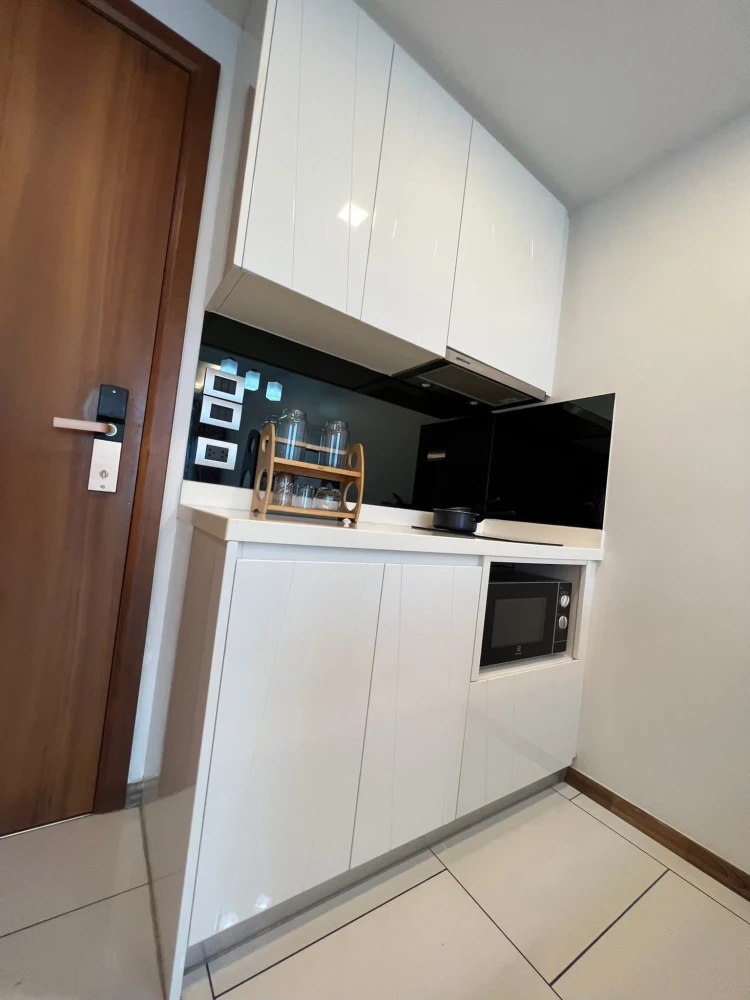 For rent: The Peak Towers Pattaya, spacious room, lots of usable space, good location, beautiful sea view, don't miss this good deal.