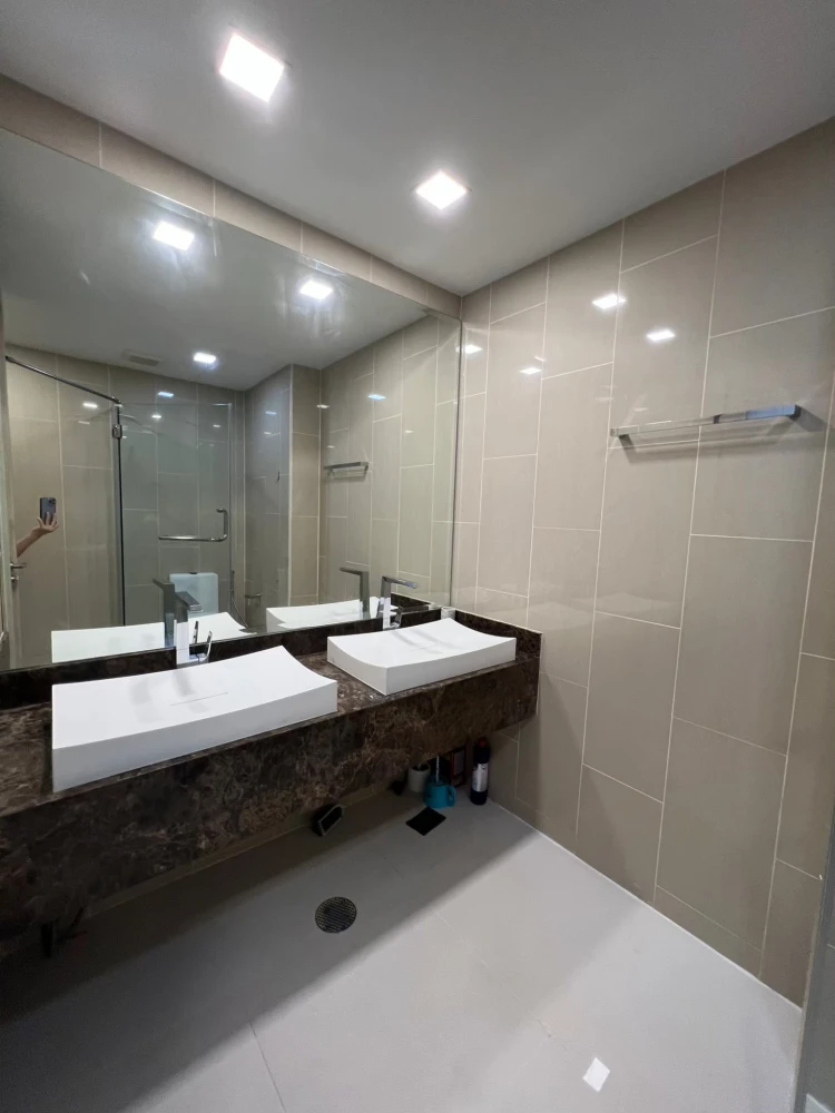 For rent: The Peak Towers Pattaya, spacious room, lots of usable space, good location, beautiful sea view, don't miss this good deal.