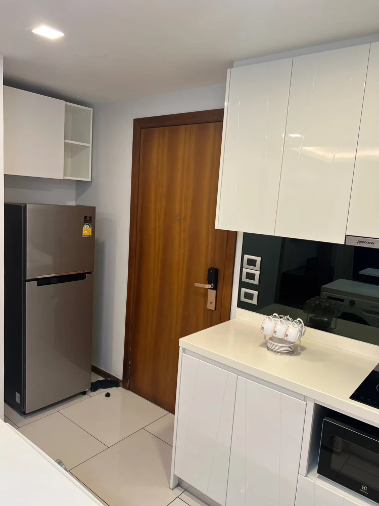 For rent: The Peak Towers Pattaya, spacious room, lots of usable space, good location, beautiful sea view, don't miss this good deal.