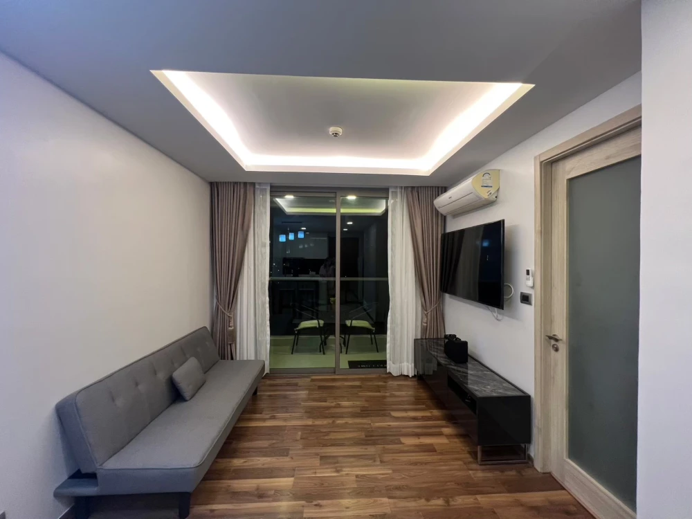 For rent: The Peak Towers Pattaya, spacious room, lots of usable space, good location, beautiful sea view, don't miss this good deal.