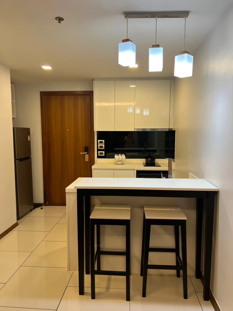 For rent: The Peak Towers Pattaya, spacious room, lots of usable space, good location, beautiful sea view, don't miss this good deal.