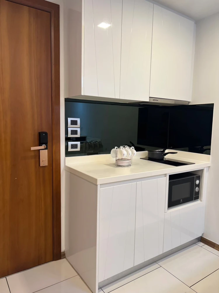 For rent: The Peak Towers Pattaya, spacious room, lots of usable space, good location, beautiful sea view, don't miss this good deal.