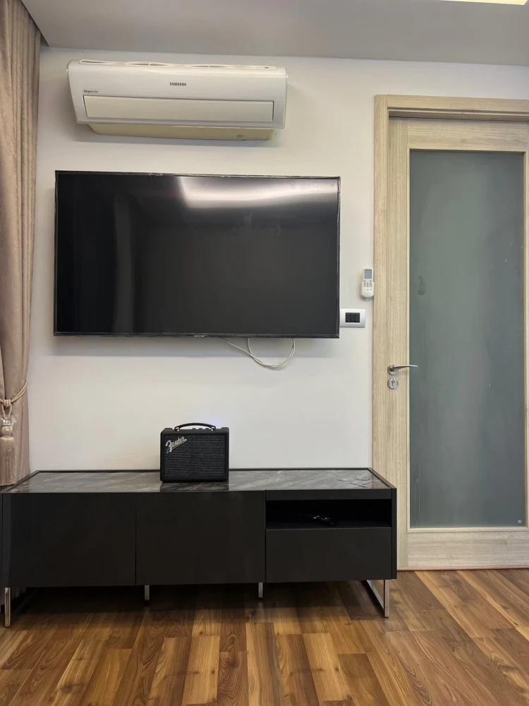 For rent: The Peak Towers Pattaya, spacious room, lots of usable space, good location, beautiful sea view, don't miss this good deal.
